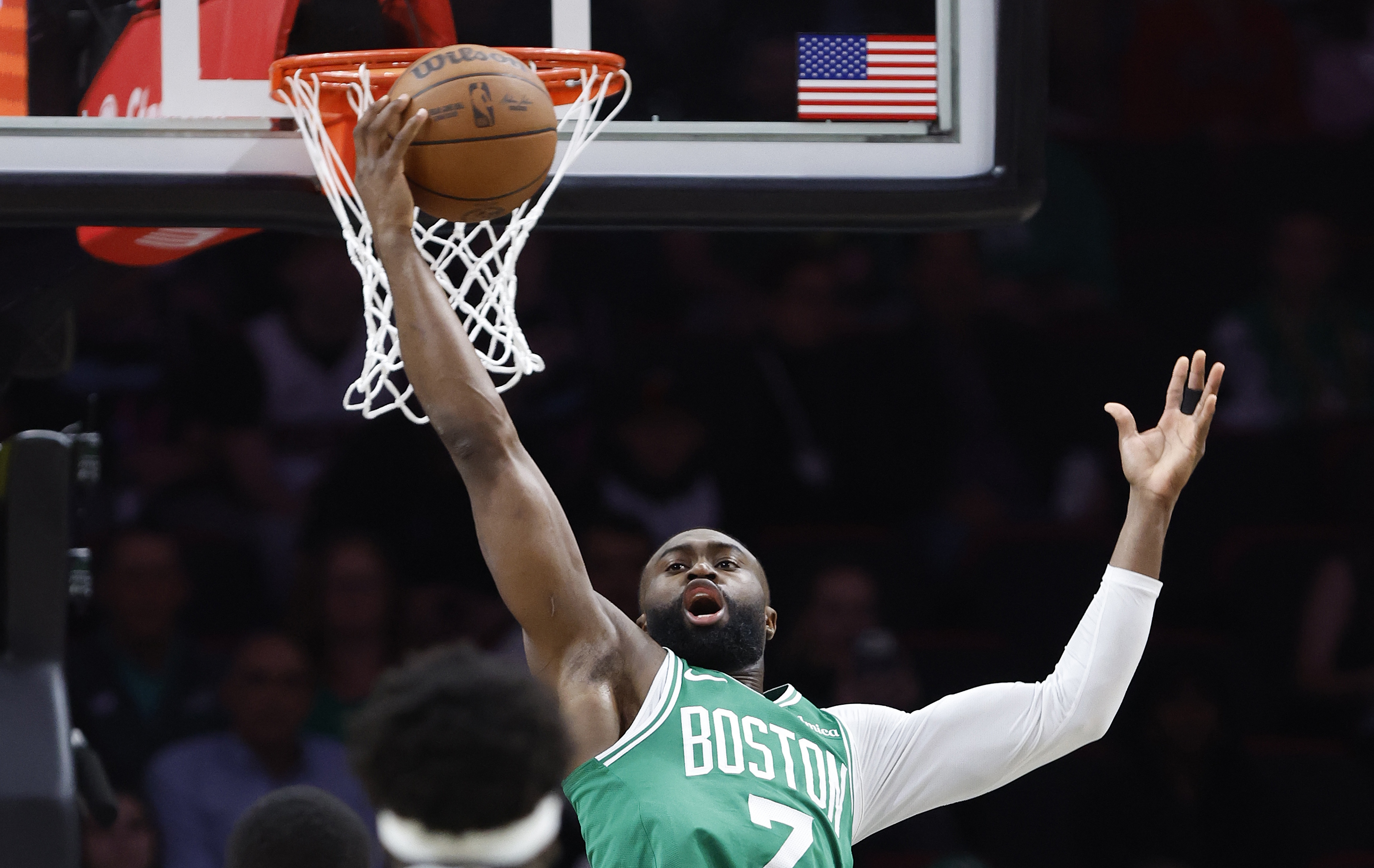 爱奇艺体育-火力全开!杰伦·布朗半场15投7中&三分3中2 拿下17分9板1助1断